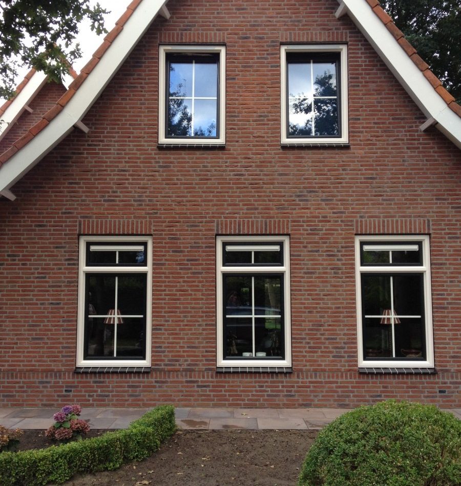 Kunststof kozijnen in monumentale panden: mag dat & hoe werkt het?