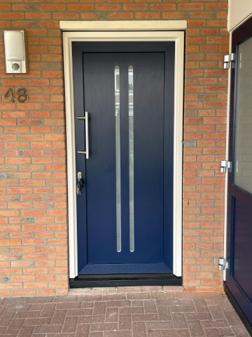 Blauwe voordeur kunststof met mat glas