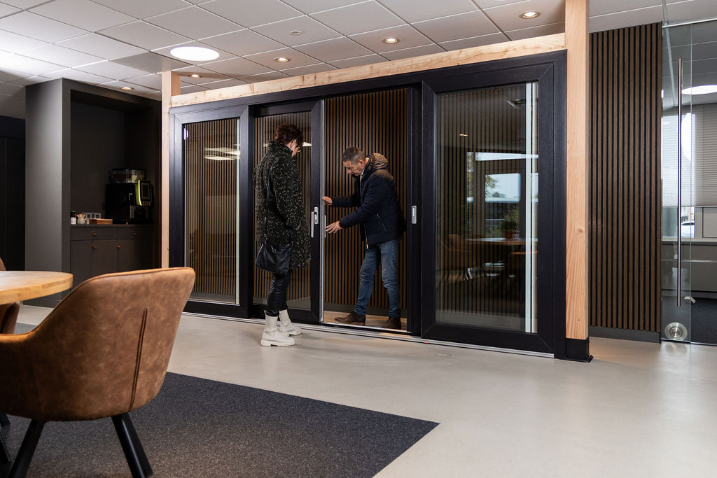 Zwarte kunststof kozijnen